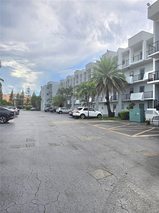 Building Photo - 3000 Sunrise Lakes Dr W