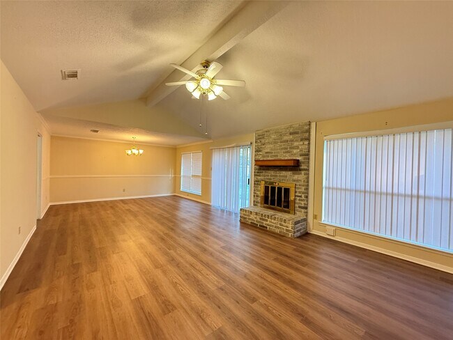 Foto del edificio - 15307 Pebble Lake Dr