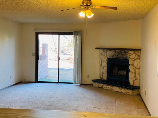 Building Photo - Village of Oak Creek condo.