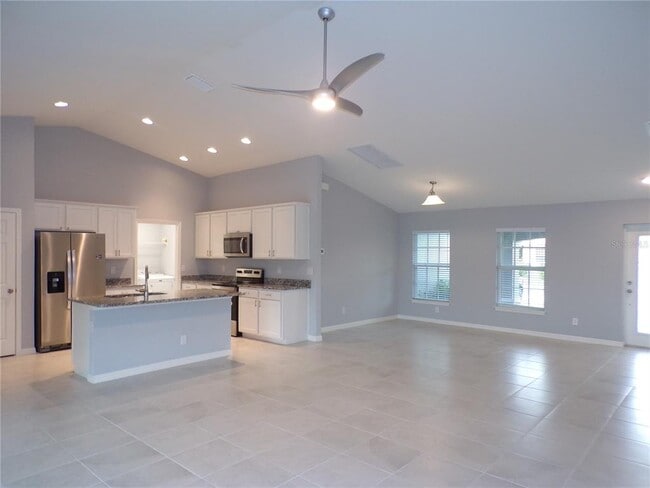 Foto del edificio - 25583 Deep Creek Blvd