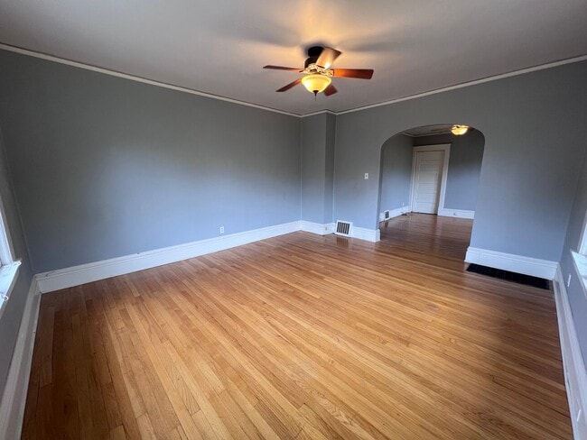 Building Photo - Large 3 Bedroom Duplex with Washer/Dryer - Water included!