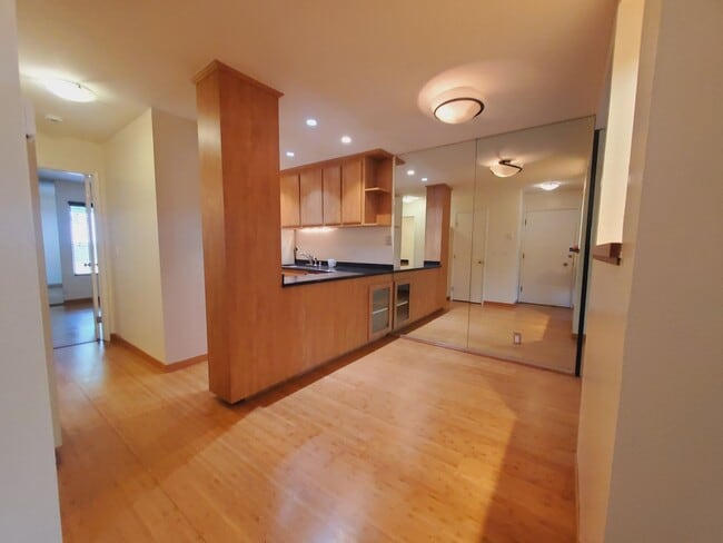 Building Photo - Tasteful Single Story Condo 1bd/1ba - Grea...