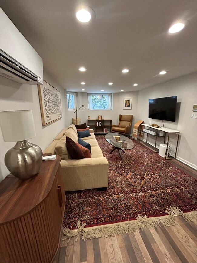 Foto del edificio - 2227 N Bissell St