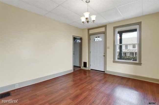 Building Photo - 4 br, 1.5 bath House - 135 N Main St