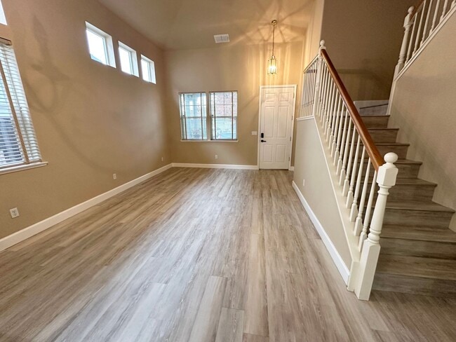 Building Photo - Beautiful Natomas Park Home – 5 Bed / 3 Bath, new interior paint, 2 story!