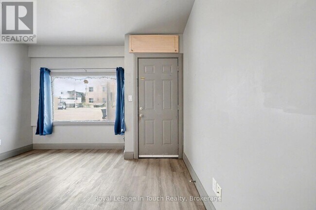 Photo du bâtiment - 7 Robert St W