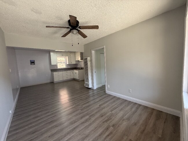 Foto del edificio - 7830 S Western Ave