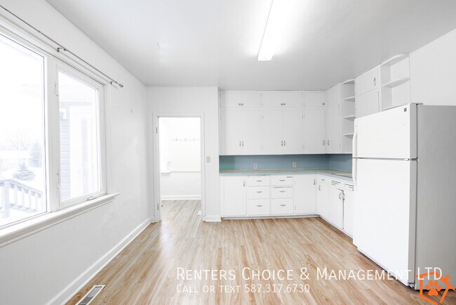 Building Photo - Cute Little House in Cardston for Professi...