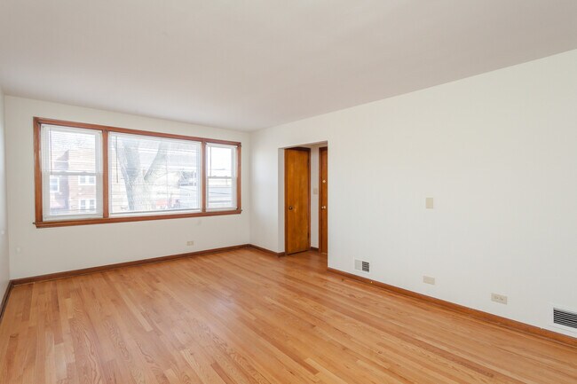 Building Photo - 4015 W OAKDALE Ave