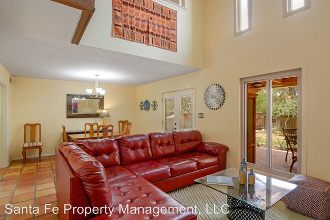 Building Photo - 2 br, 1.5 bath House - 3074 Plaza Blanca