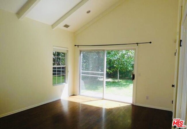 Foto del edificio - 818 N Beverly Glen Blvd
