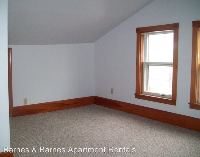 Building Photo - 418 N River St