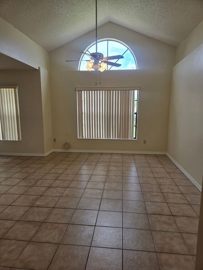 Foto del edificio - Charming 4-Bedroom Home Ready for You to M...