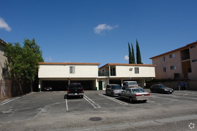 Churchill Court - Churchill Court Apartments