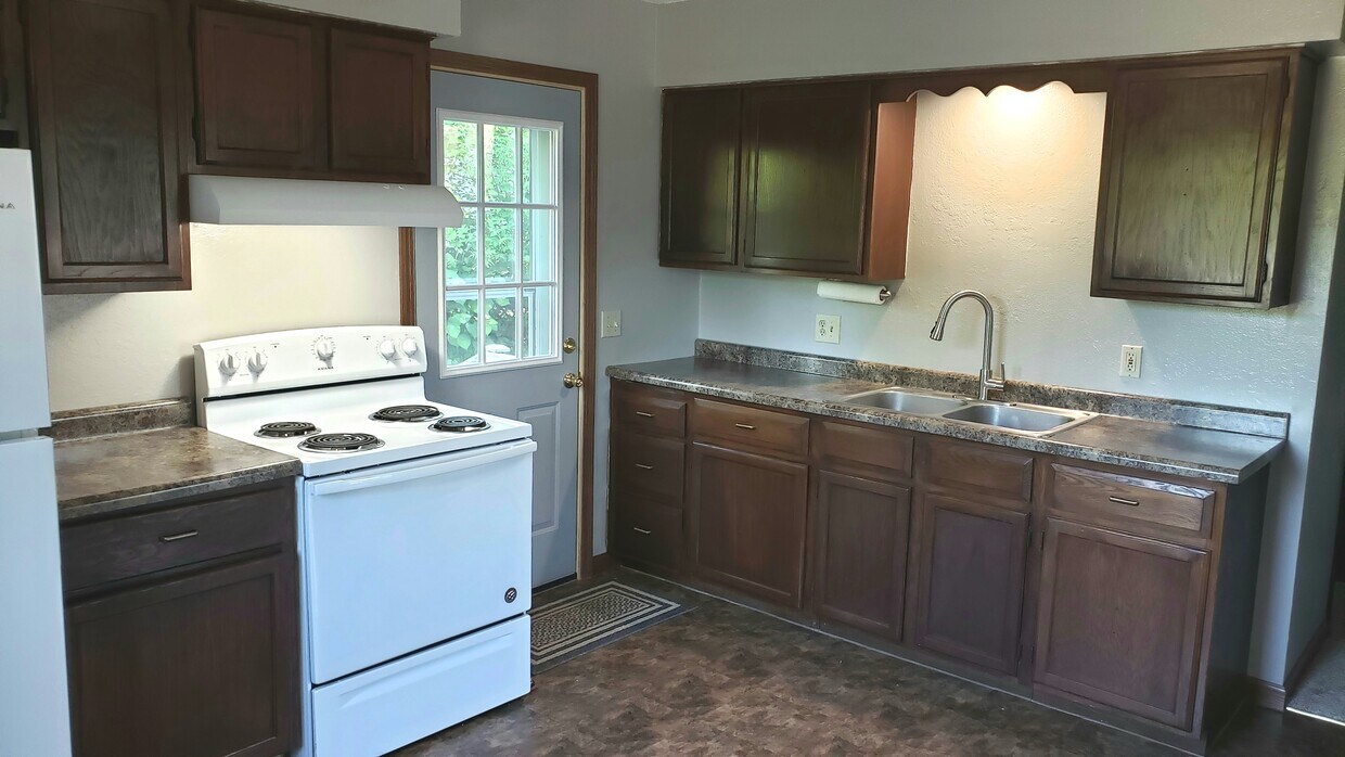 Kitchen and rear entry door to backyard - 755 Robert St S