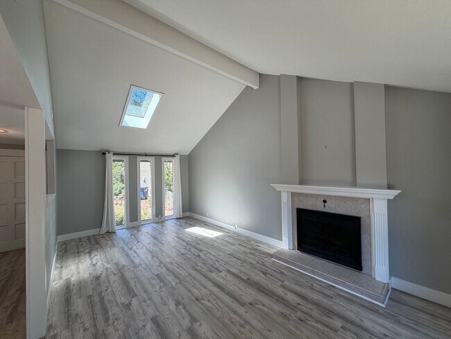 Foto del edificio - Spacious 4BR/3BA Home with Deck, Fenced Yard & Garage