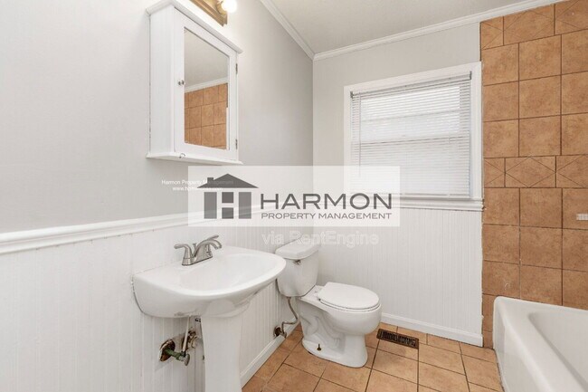 Building Photo - 4516 S Elizabeth Ave