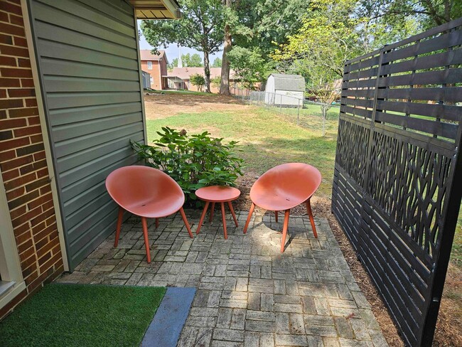 Foto del edificio - Fully Furnished, Beautiful Decor - 3BR / 1BA