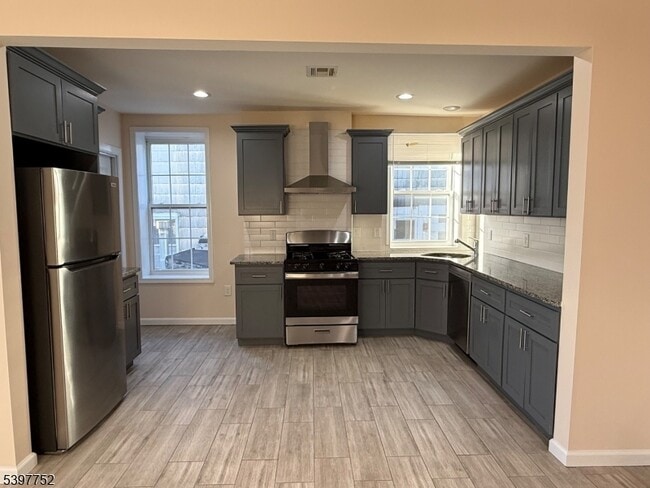 Building Photo - 208 Walnut St