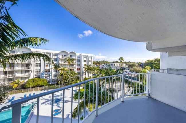 Foto del edificio - 492 NW 165th St