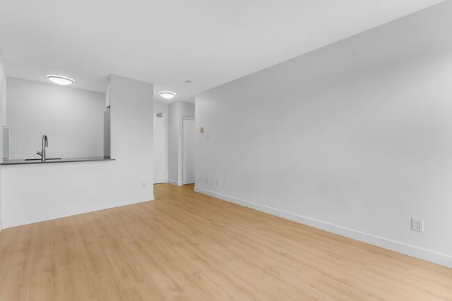 Building Photo - 145 York St