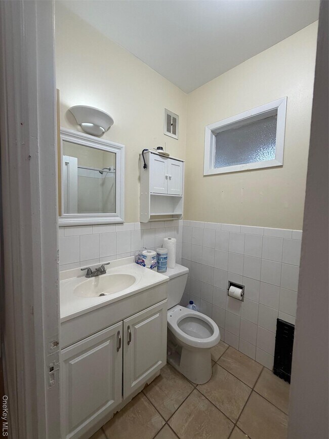 Foto del edificio - 837 White Plains Rd