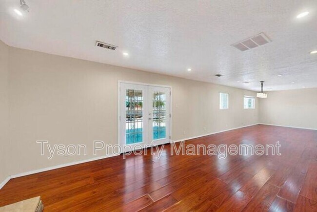 Foto del edificio - 8804 Bellehaven Ave NE