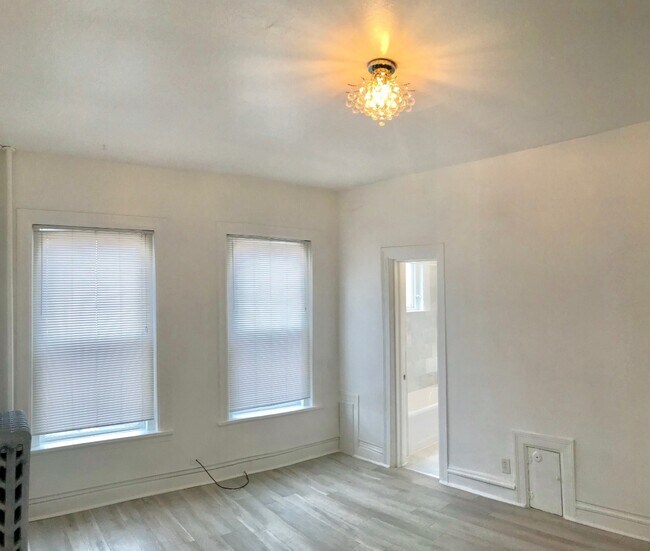 Building Photo - Spacious 1 Bed 1 Bath Denver Apartment in Capitol Hill! Available August!