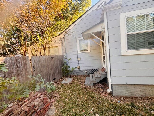 Foto del edificio - 302 Decelle St