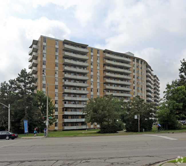 Building Photo - Camelot Towers I