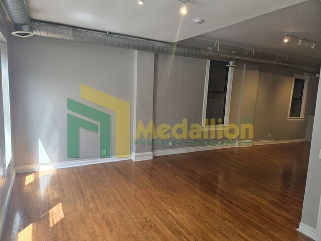Foto del edificio - Spacious Studio with Hardwood Floors and Stainless Steel Appliances – Prime Milwaukee Ave Location