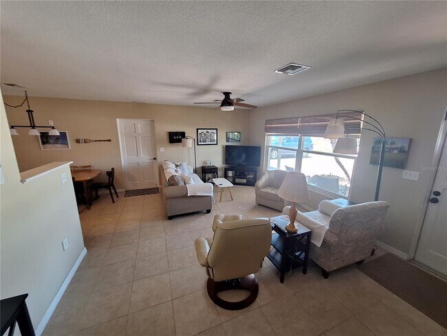 Building Photo - 1541 Crest Dr
