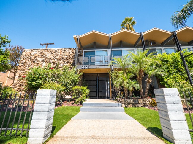 Foto del edificio - 20951 Roscoe Blvd