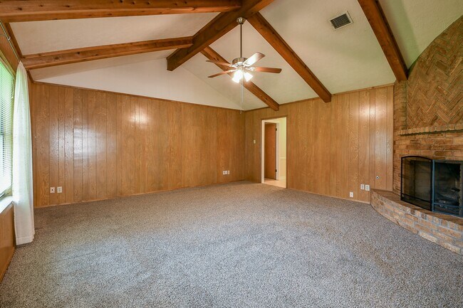 Building Photo - 2213 Westside Dr