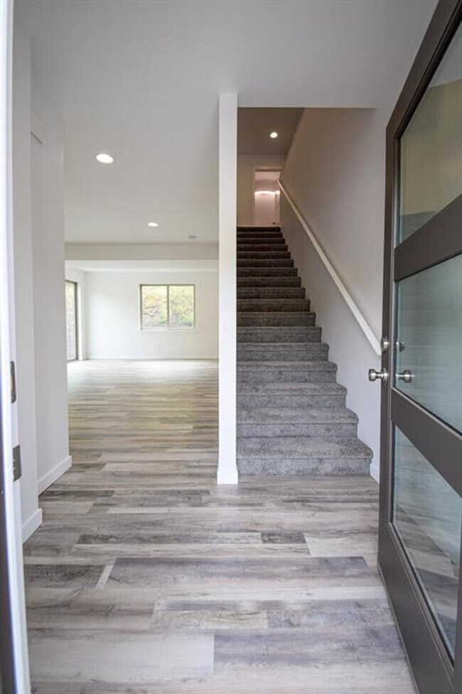 Foto del edificio - New South Hills Duplex Stunner!