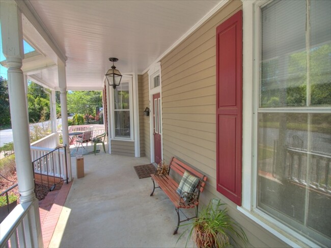 Building Photo - Gorgeous Updated Duplex in Morehead Hills ...