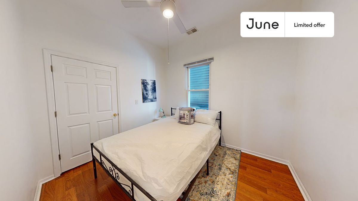 Foto principal - Private bedroom in 3 bed/1 bath Home