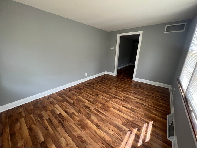 Foto del edificio - 1224 N Cedar Rd