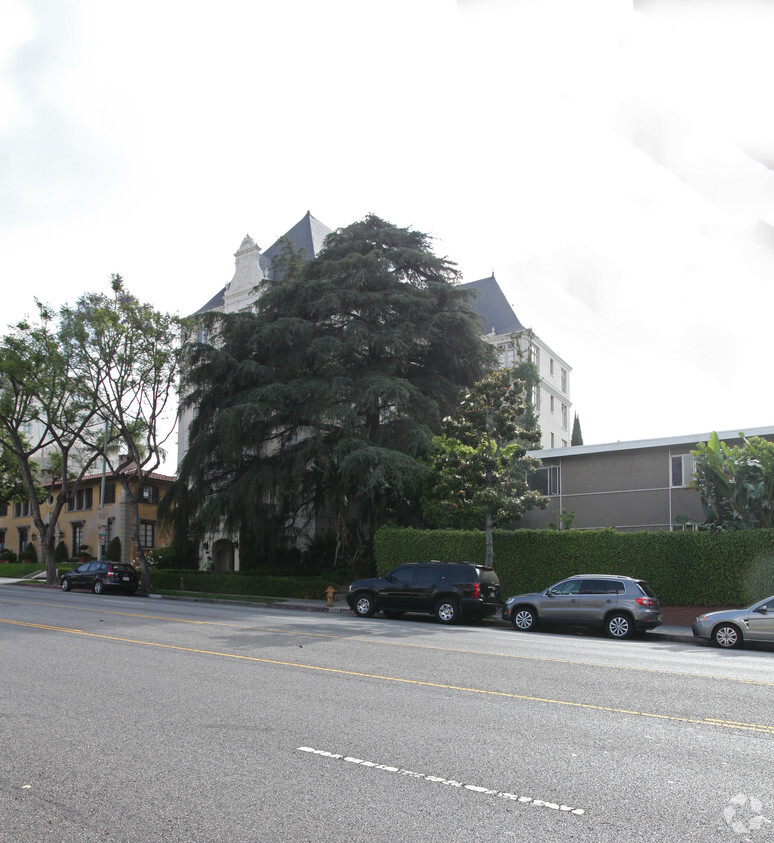 Building Photo - The Savoy Plaza