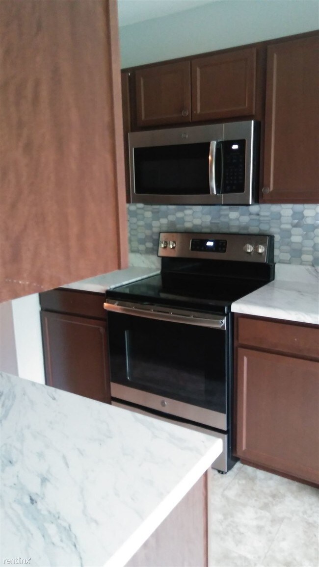 Building Photo - 1 br, 1 bath Condo - 1605 Maple Ter Unit 2B