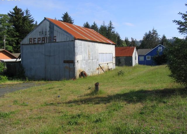 Large Garage - 75303 US Highway 101