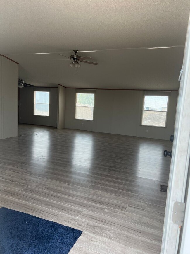 Building Photo - Great country property!