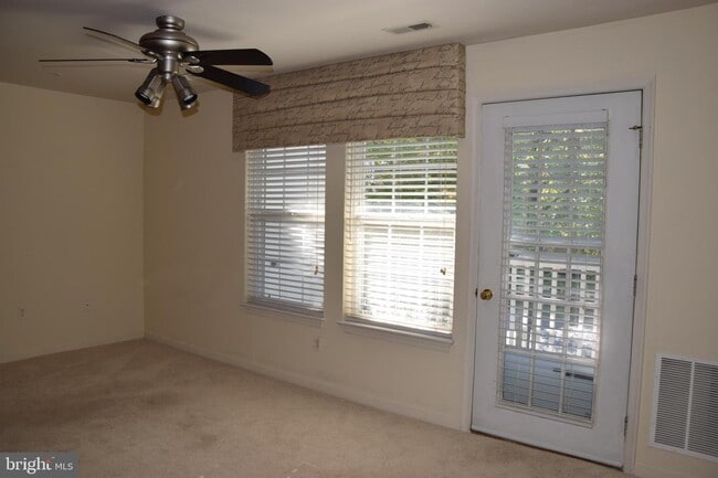 Building Photo - 8200 Blue Heron Dr