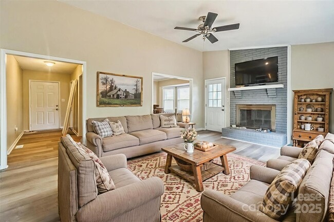Building Photo - 2301 Wishbone Dr
