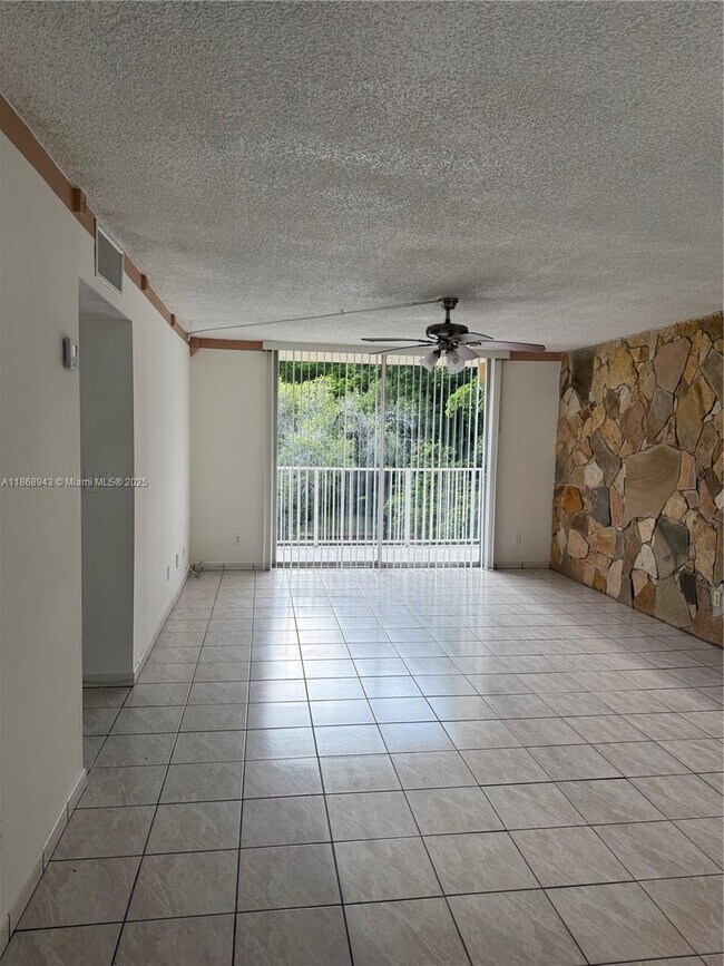 Foto del edificio - 8405 NW 8th St