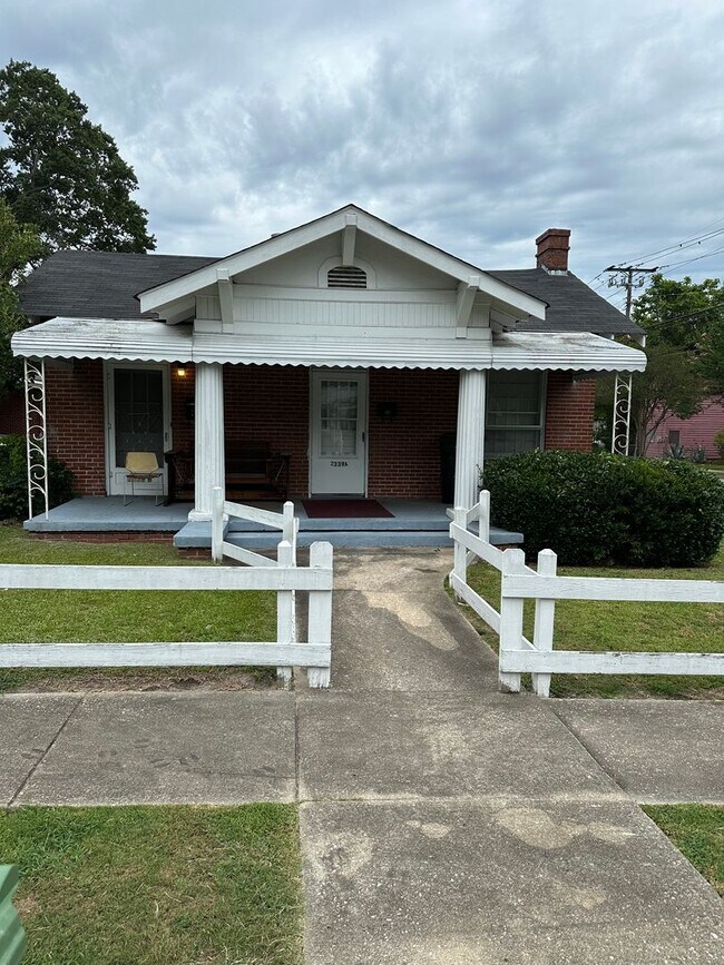 Building Photo - 2339 Schaul St