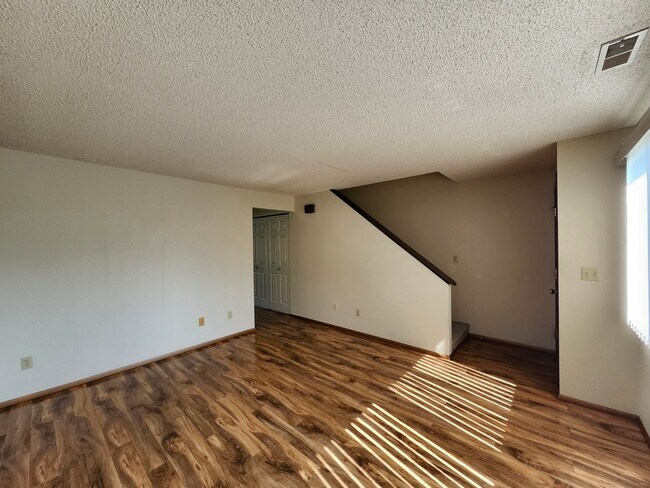 Foto del edificio - Spacious N. Richland Townhome- Includes Washer & Dryer!