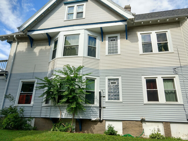 Building Photo - 140 -142 E Concordia