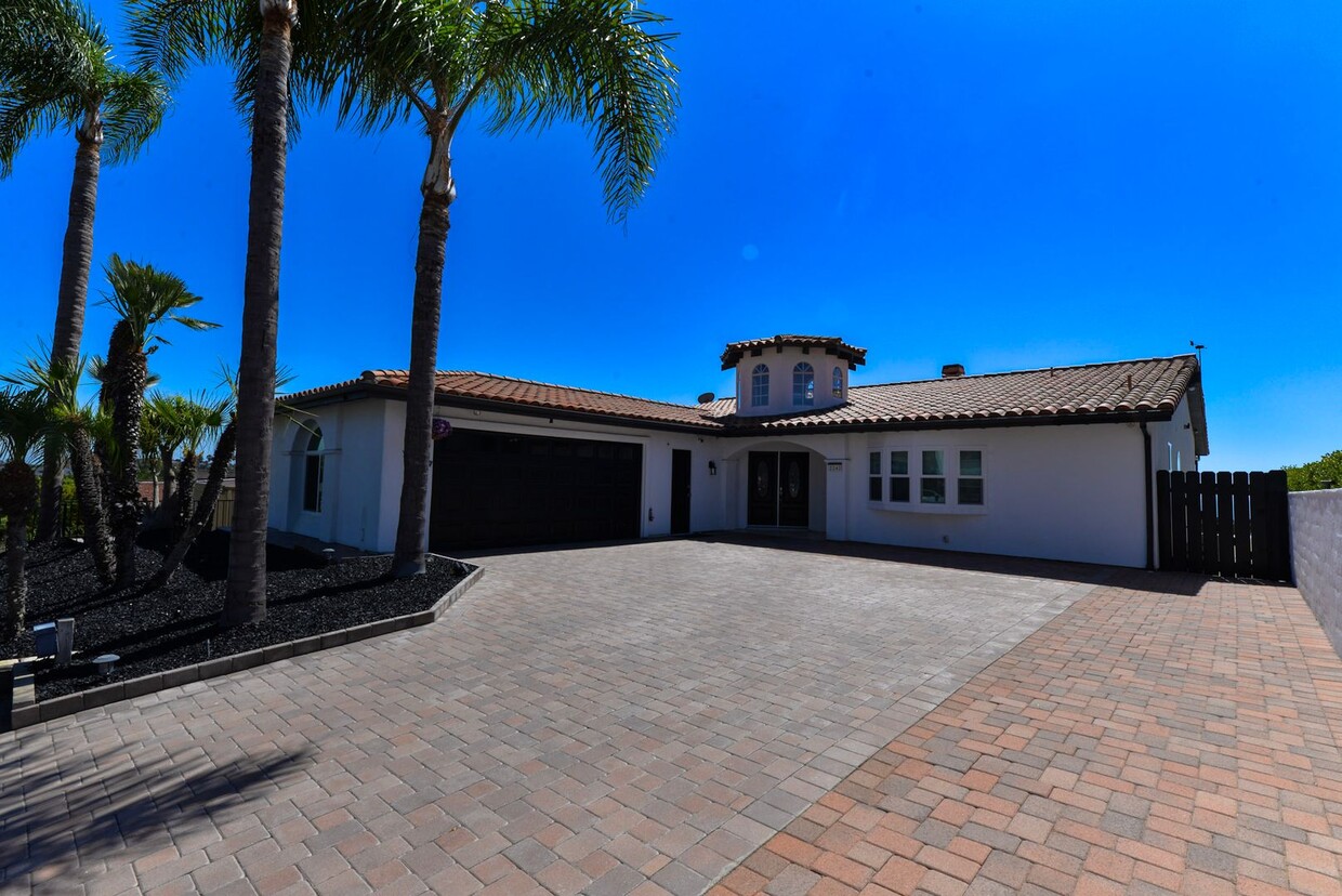 Primary Photo - Huge 4-bedroom house with three Panoramic ...