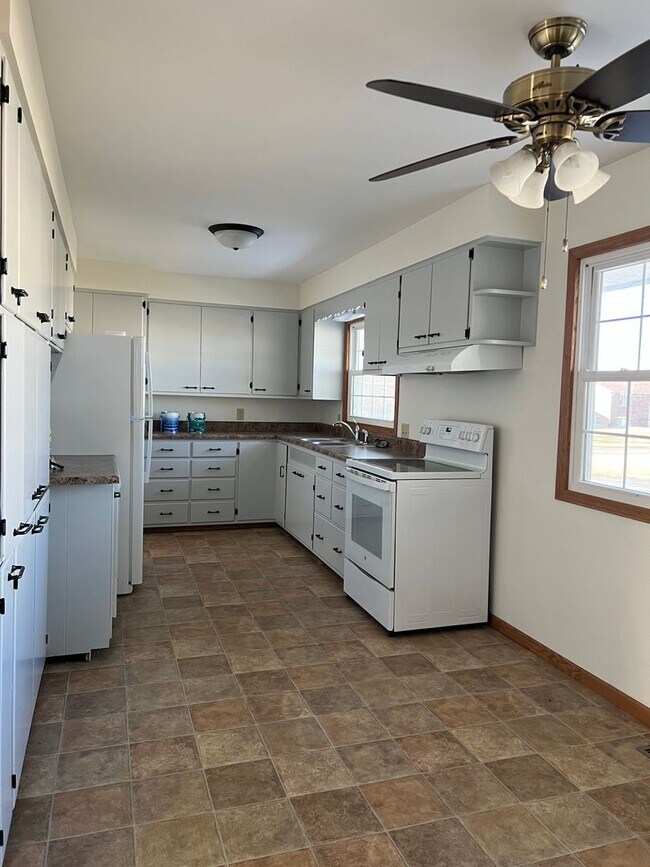 Building Photo - 3 Bedroom, 2 Bath Single Family Home in St...